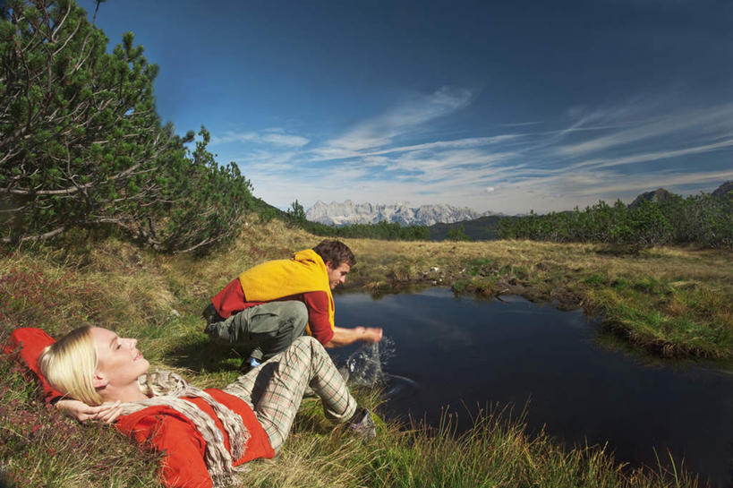 西方人,两个人,夫妻,坐,躺,闭眼,捧,横图,室外,白天,侧面,爱情,湖,湖泊,山,山脉,水,植物,欧洲,欧洲人,服装,枯萎,包,湖面,山峰,水流,水面,云,云朵,枯草,山峦,浪漫,云彩,休闲装,草,树,树木,衣服,黄色,蓝色,绿色,白云,蓝天,天空,自然,背包,湖水,群山,天,休闲,休闲服,恩爱,恋人,服饰,生长,晴朗,成长,卧着,男人,男性,年轻男性,年轻女性,女人,女性,白种人,情侣,晴空,闭眼睛,闭着眼,闭着眼睛,捧着,手捧,躺着,卧,坐着,彩图,全身,伴侣,双肩包