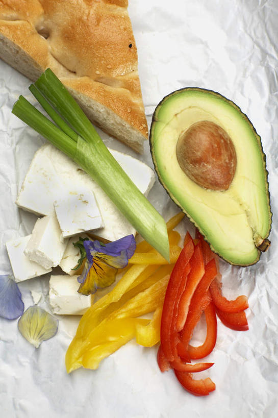 点心,面包,奶酪,无人,竖图,俯视,室内,特写,白天,辣椒,蔬菜,水果,切开,阴影,朦胧,模糊,新鲜,盛开,反射,包装,包装纸,影子,纸,干酪,起司,食品,面点,纸张,芝士,营养,花蕾,花,花瓣,花朵,鲜花,食物,糕点,黄色,花苞,花蕊,酪梨,切,乳酪,鳄梨,有机食品,绿色食品,油梨,包装材料,乳制品,牛皮纸,发酵,剖面,彩椒,切面,辣角,红海椒,大椒,辣虎,广椒,樟梨,牛油果,甜椒,柿子椒,辣子,海椒,番椒,灯笼椒,彩图,高角度拍摄