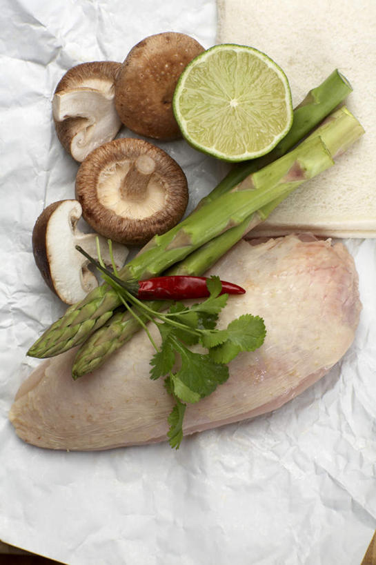 无人,竖图,俯视,室内,特写,白天,烹饪,西餐,辣椒,芦笋,蔬菜,许多,新鲜,包装,包装纸,纸,菌菇,香菇,调味,鸡肉,肉,香料,佐料,料理,食品,纸张,菌类,菜肴,美食,肉类,食物,红色,食用菌,西式,佳肴,有机食品,绿色食品,配料,包装材料,牛皮纸,肉食,辣角,红海椒,大椒,辣虎,广椒,作料,猪尾巴,药鸡豆子,石刁柏,蚂蚁杆,龙须菜,狼尾巴根,辣子,红辣椒,海椒,番椒,彩图,高角度拍摄