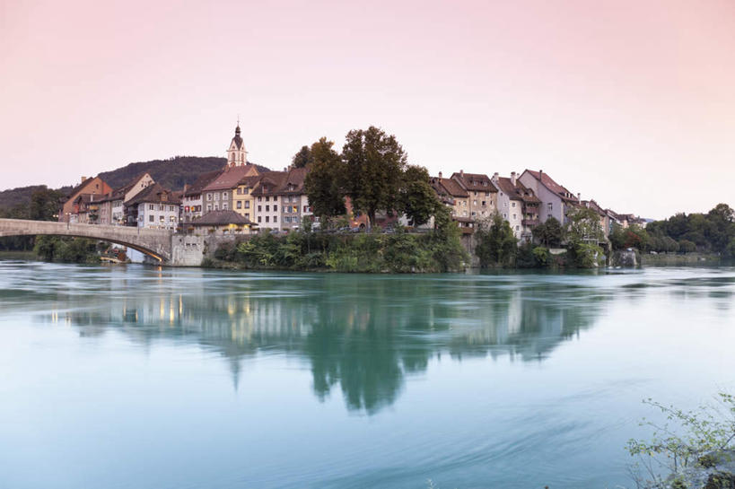 无人,家,横图,室外,白天,正面,度假,河流,美景,日落,山,山脉,树林,水,植物,城市风光,城市,欧洲,房屋,屋子,河水,景观,山峰,水流,晚霞,霞光,落日,公寓,山峦,娱乐,洋房,楼房,住宅,树,树木,绿色,自然,黄昏,群山,享受,休闲,景色,彩霞,放松,生长,成长,西欧,夕照,莱茵河,夕阳,彩图,房子,斜阳