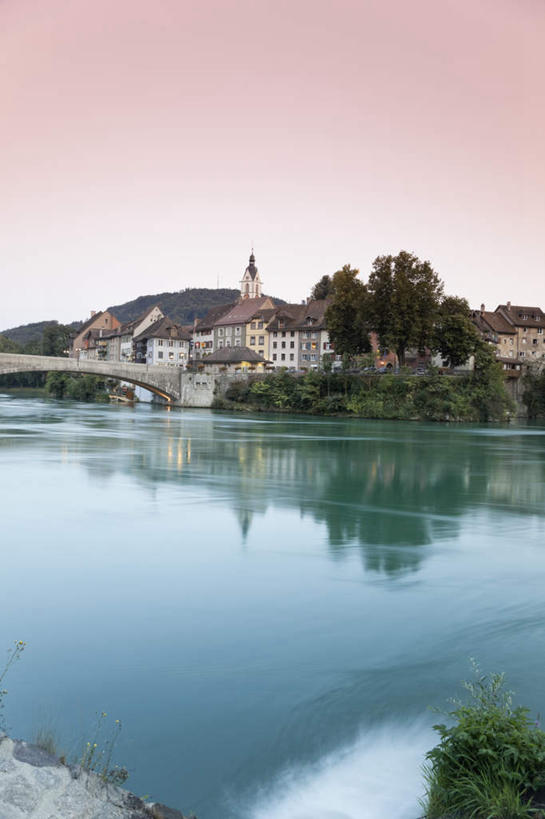 无人,家,竖图,室外,白天,正面,度假,河流,美景,日落,山,山脉,树林,水,植物,城市风光,城市,欧洲,房屋,屋子,河水,景观,山峰,水流,晚霞,霞光,落日,公寓,山峦,娱乐,洋房,楼房,住宅,树,树木,绿色,自然,黄昏,群山,享受,休闲,景色,彩霞,放松,生长,成长,西欧,夕照,莱茵河,夕阳,彩图,房子,斜阳