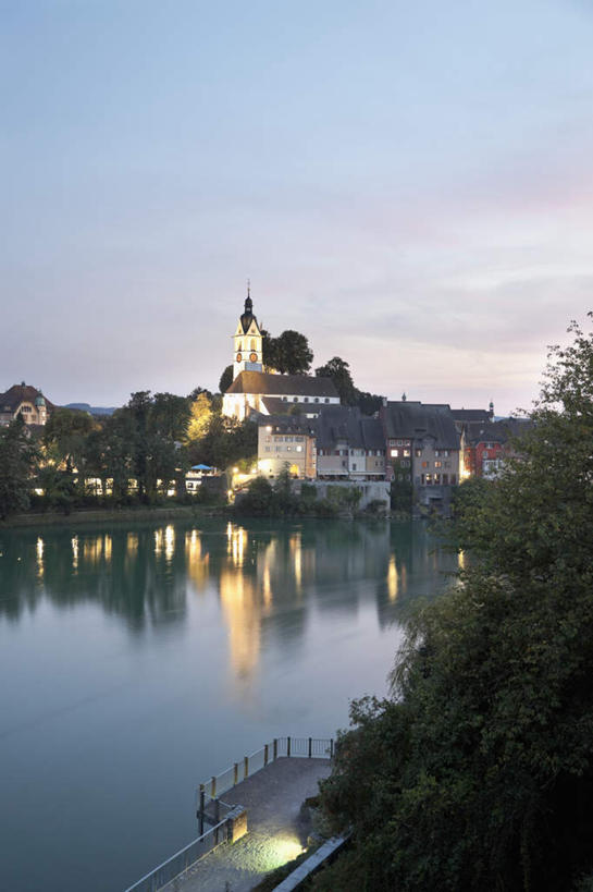 无人,家,竖图,室外,白天,正面,度假,河流,美景,日落,山,山脉,树林,水,植物,城市风光,城市,欧洲,房屋,屋子,河水,景观,山峰,水流,晚霞,霞光,落日,公寓,山峦,娱乐,洋房,楼房,住宅,树,树木,绿色,自然,黄昏,群山,享受,休闲,景色,彩霞,放松,生长,成长,西欧,夕照,莱茵河,夕阳,彩图,房子,斜阳