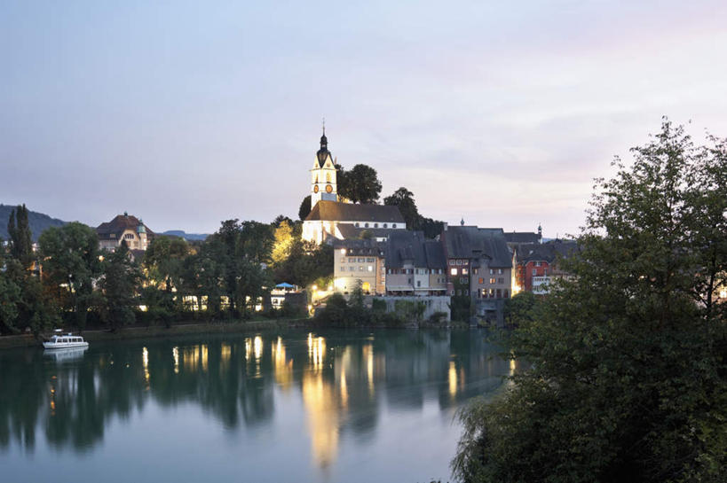 无人,家,横图,室外,白天,正面,度假,河流,美景,日落,山,山脉,树林,水,植物,城市风光,城市,欧洲,房屋,屋子,河水,景观,山峰,水流,晚霞,霞光,落日,公寓,山峦,娱乐,洋房,楼房,住宅,树,树木,绿色,自然,黄昏,群山,享受,休闲,景色,彩霞,放松,生长,成长,西欧,夕照,莱茵河,夕阳,彩图,房子,斜阳