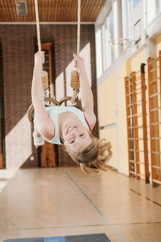 西方人,儿童,一个人,躺,笑,微笑,露齿笑,竖图,室内,白天,正面,运动服,锻炼,纯洁,运动,吊环,欧洲,欧洲人,仅一个女性,仅一个人,吊挂,握,悬挂,服装,朦胧,模糊,毯子,挂,注视,运动器械,小孩,衣服,垫子,观察,看,仅一个小孩,健身器械,可爱,童年,童趣,握着,服饰,观看,察看,衣着,穿着,关注,健身器材,童真,烂漫,无邪,衣饰,海绵垫,体操垫,卧着,体育,天真,女孩,女人,女性,白种人,孩子,躺着,卧,彩图,全身,健身,运动器材,女生,运动装