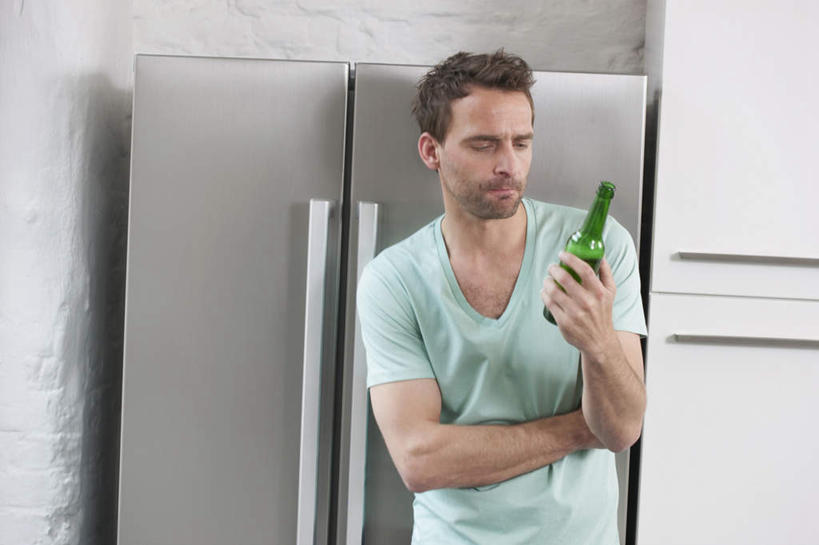 啤酒,西方人,一个人,站,横图,室内,白天,正面,厨房,欧洲,欧洲人,仅一个男性,仅一个人,仅一个中年男性,握,服装,冰箱,拿,拿着,注视,休闲装,衣服,瓶子,观察,看,站着,休闲,休闲服,啤酒瓶,握着,服饰,观看,察看,关注,看着,男人,男性,中年男性,白种人,站立,半身,彩图,灶间