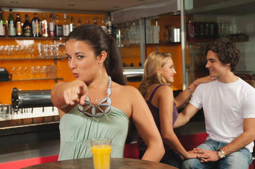 西方人,三个人,坐,横图,室内,白天,正面,餐桌,桌子,杯子,欧洲,欧洲人,指,服装,注视,休闲装,方向,玻璃制品,饮料,衣服,白色,抹胸,水杯,观察,看,手势,休闲,休闲服,服饰,餐台,观看,察看,指向,衣着,穿着,关注,咖啡店,咖啡屋,衣饰,男人,男性,年轻男性,年轻女性,女人,女性,白种人,玻璃杯,坐着,半身,彩图,咖啡馆