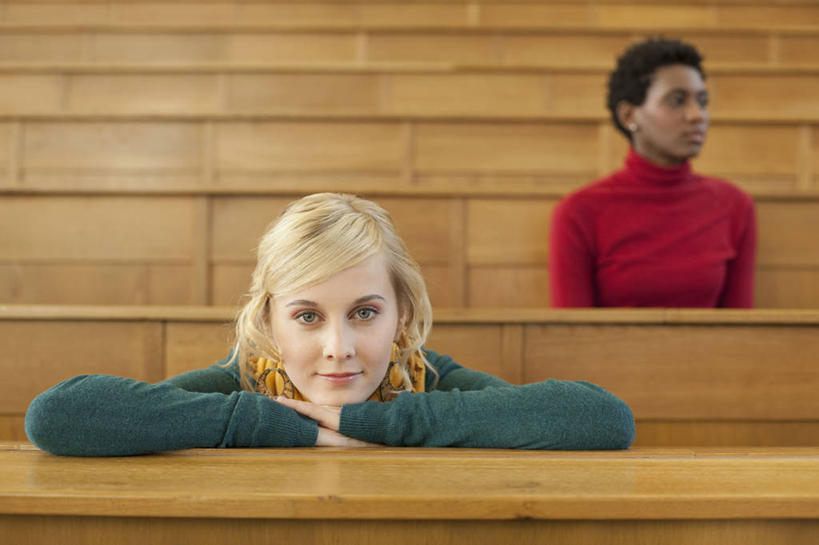 西方人,两个人,伙伴,朋友,学校,坐,笑,微笑,横图,室内,白天,正面,毛衣,友谊,桌子,欧洲,非洲,黑人,欧洲人,一排,整齐,注视,书桌,校园,排列,课桌,观察,看,趴着,教室,同学,观看,察看,校友,队列,关注,线衫,同窗,学友,毛线衣,绒线衣,友情,年轻女性,女人,女性,白种人,非洲人,趴,坐着,半身,彩图,绒衣,套衫,套头毛衣,线衣