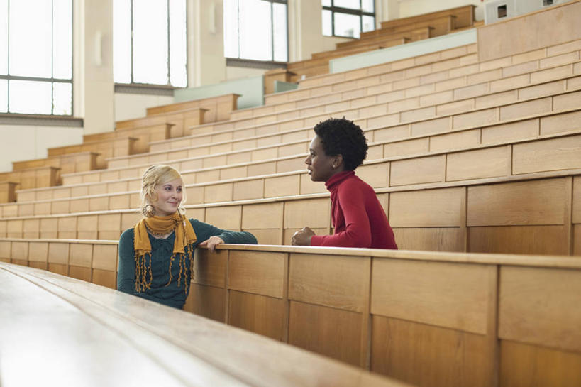 西方人,两个人,伙伴,朋友,学校,坐,笑,说,微笑,露齿笑,横图,室内,白天,正面,毛衣,讨论,友谊,窗户,桌子,欧洲,非洲,黑人,欧洲人,一排,整齐,注视,书桌,校园,玻璃窗,排列,红色,绿色,课桌,观察,看,教室,同学,观看,察看,校友,队列,关注,线衫,同窗,学友,毛线衣,绒线衣,交流,友情,年轻女性,女人,女性,白种人,非洲人,沟通,讲话,交谈,商讨,说话,谈话,坐着,半身,彩图,绒衣,套衫,套头毛衣,线衣