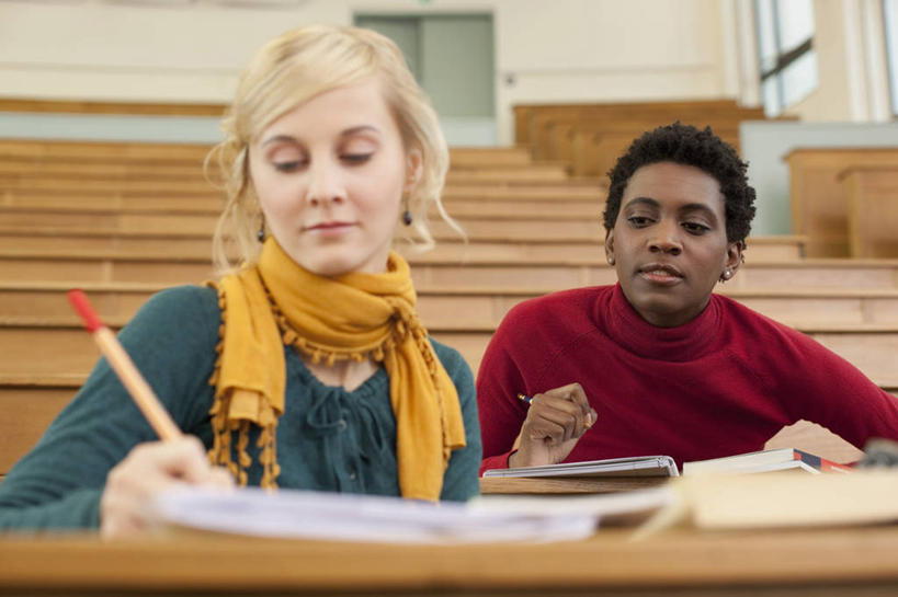 西方人,两个人,伙伴,朋友,学校,坐,横图,室内,白天,正面,毛衣,友谊,桌子,欧洲,非洲,黑人,欧洲人,一排,握,朦胧,模糊,整齐,装饰,笔,办公用品,记事本,拿,拿着,注视,书桌,校园,水笔,文具,排列,本子,笔记本,课桌,围巾,学习用品,低头,观察,看,教室,温暖,同学,握着,围脖,观看,保暖,华丽,文具用品,点缀,察看,书写,御寒,校友,队列,关注,线衫,衬托,美观,雅致,雅观,同窗,学友,毛线衣,绒线衣,友情,年轻女性,女人,女性,白种人,非洲人,坐着,半身,彩图,绒衣,套衫,套头毛衣,线衣