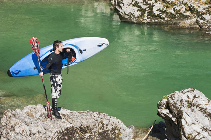 皮划艇,西方人,一个人,站,横图,室外,白天,侧面,运动服,湖,湖泊,石头,水,船,欧洲,欧洲人,仅一个男性,仅一个人,握,服装,船桨,石子,湖面,水流,水面,拿,拿着,注视,仅一个年轻男性,衣服,交通工具,湖水,观察,看,扛,站着,握着,服饰,观看,察看,衣着,穿着,关注,载具,衣饰,扛在肩上,男人,男性,年轻男性,白种人,石块,岩石,站立,彩图,全身,运动装