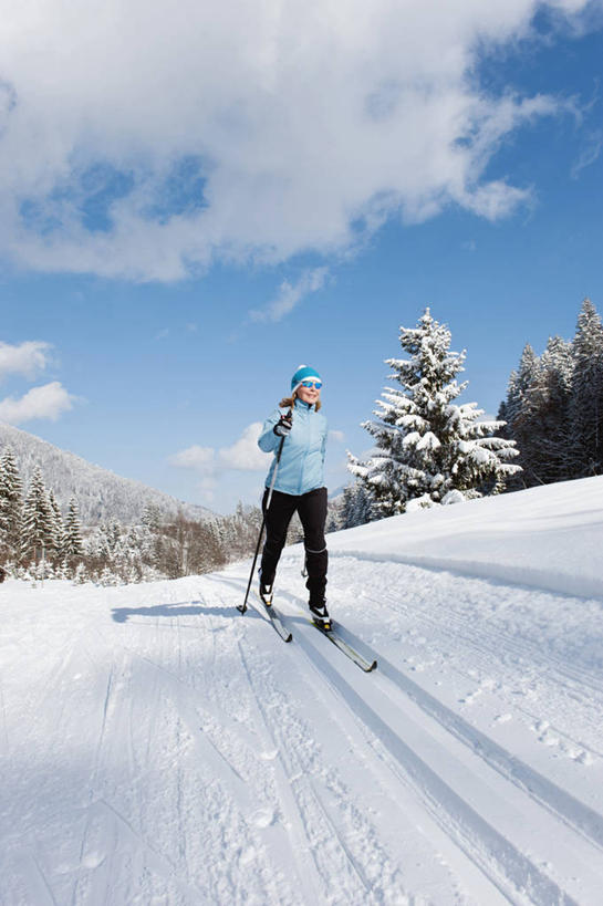 西方人,一个人,站,竖图,室外,白天,正面,锻炼,旅游,度假,安全,运动,美景,森林,树林,雪,植物,大雪,松树,帽子,德国,欧洲,欧洲人,仅一个女性,仅一个人,握,阴影,服装,装饰,光线,工具,器材,眼镜,影子,积雪,景观,雪景,云,云朵,冬季,冬天,防护,拿,云彩,拿着,注视,娱乐,运动器械,树,树木,衣服,蓝色,绿色,白云,蓝天,天空,阳光,自然,手套,天,观察,看,站着,享受,休闲,温暖,器械,健身器械,景色,放松,寒冷,握着,服饰,仅一个老年女性,生长,晴朗,成长,拐杖,观看,保暖,护目镜,保护,华丽,滑雪板,滑雪杖,点缀,察看,御寒,西欧,关注,自然风光,室外运动,坚定,滑雪镜,保险,健身器材,户外运动,滑雪服,滑雪装备,德意志联邦共和国,保全,周全,安稳,安定,衬托,美观,雅致,雅观,长寿,棉帽,严寒,辅助设备,贞洁,安全防护眼镜,巴伐利亚,巴伐利亚州,拜恩州,拜恩自由州,竞技服,旅游服,冬装,平安,老年女性,女人,女性,白种人,晴空,站立,彩图,全身,健身,雪镜,防护眼镜,运动器材