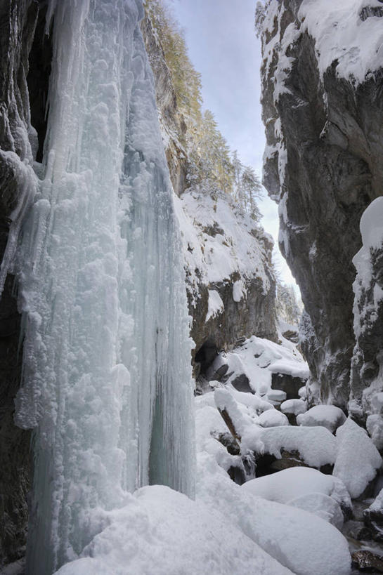 无人,竖图,室外,白天,仰视,旅游,度假,石头,美景,山,雪,雪山,大雪,德国,欧洲,吊挂,悬挂,阴影,清澈,光线,石子,影子,冰,积雪,景观,山峰,雪景,冬季,冬天,冰块,冰柱,山峦,挂,娱乐,蓝色,蓝天,天空,阳光,自然,天,享受,休闲,景色,放松,寒冷,晴朗,冰冷,西欧,自然风光,万里无云,德意志联邦共和国,严寒,冰凉,酷寒,凛冽,凛凛,极冷,巴伐利亚,巴伐利亚州,拜恩州,拜恩自由州,清亮,石块,岩石,晴空,晴空万里,彩图,低角度拍摄,加尔米施.帕滕基兴
