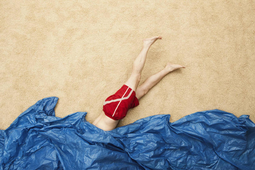 游泳,西方人,一个人,躺,举,横图,俯视,室内,白天,海浪,海洋,欧洲,欧洲人,仅一个男性,仅一个人,花纹,泳裤,装饰,布,图案,浪花,地面,布纹,光脚,裸露,仅一个年轻男性,海水,托,赤脚,华丽,修饰,布匹,点缀,裸,海景,衬托,美观,雅致,雅观,泅水,拍浮,卧着,男人,男性,年轻男性,白种人,大海,风浪,海,海水的波动,近岸浪,涌浪,举起,举手,举着,躺着,卧,向上举,向上伸,向上托,半身,彩图,高角度拍摄