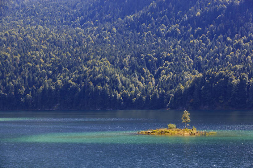 无人,横图,室外,白天,正面,旅游,度假,岛屿,湖,湖泊,美景,森林,山,山脉,树林,水,植物,德国,欧洲,阿尔卑斯山,阴影,光线,影子,岛,湖面,景观,山峰,水流,水面,山峦,娱乐,树,树木,绿色,阳光,自然,湖水,群山,享受,休闲,景色,放松,生长,成长,西欧,自然风光,阿尔卑斯山脉,德意志联邦共和国,巴伐利亚,巴伐利亚州,拜恩州,拜恩自由州,楚格峰,列岛,群岛,诸岛,彩图