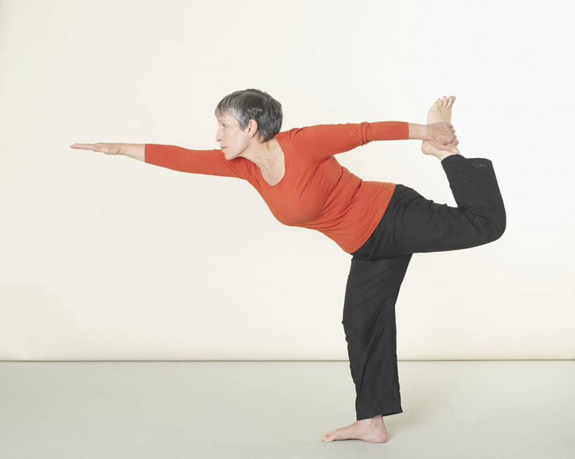 西方人,一个人,站,伸展双臂,横图,室内,白天,正面,运动服,锻炼,瑜伽,运动,欧洲,欧洲人,仅一个女性,仅一个人,握,服装,墙,抬腿,注视,光脚,墙壁,墙面,衣服,白色,观察,看,站着,赤脚,握着,养生,服饰,仅一个老年女性,观看,察看,衣着,穿着,关注,衣饰,体育,老年女性,女人,女性,白种人,敞开双臂,伸开双臂,展开双肩,站立,张开手臂,张开双臂,彩图,全身,健身,舞王式,运动装