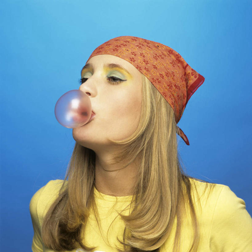 西方人,脸,头,脸颊,头发,一个人,吃,方图,室内,特写,白天,正面,欧洲,欧洲人,仅一个年轻女性,仅一个女性,仅一个人,蓝色背景,服装,头巾,食品,糖果,软糖,注视,休闲装,肩膀,食物,一个,衣服,黄色,甜食,吹,观察,看,休闲,休闲服,金色,摄影,服饰,影棚,单个,观看,泡泡糖,察看,关注,年轻女性,女人,女性,白种人,头部,长发,卷发,脸部,脸蛋,面部,嚼,食,半身,彩图,影棚拍摄,拍摄