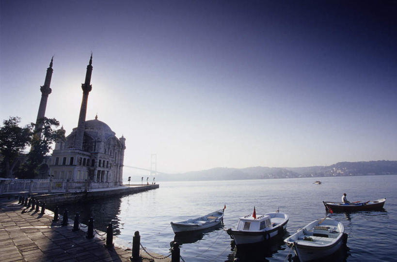 西方人,一个人,坐,横图,室外,白天,正面,旅游,度假,海浪,海洋,标志建筑,地标,建筑,船,欧洲,土耳其,欧洲人,亚洲,仅一个男性,仅一个人,阴影,服装,节日,光线,影子,浪花,桥,木船,注视,休闲装,文化,娱乐,建设,跨海大桥,仅一个年轻男性,衣服,蓝色,蓝天,天空,阳光,海水,交通工具,天,观察,看,祈祷,享受,休闲,健康,休闲服,旅游胜地,放松,许愿,宗教,服饰,吊桥,信仰,晴朗,观看,纪念,人行桥,祈求,悬索桥,察看,舟,伊斯兰教,关注,载具,清真寺,西亚,吊杆,海景,万里无云,博斯普鲁斯海峡,伊斯坦布尔海峡,锚锭,悬索,欧亚大桥,平安,男人,男性,年轻男性,白种人,大海,风浪,海,海水的波动,近岸浪,涌浪,晴空,晴空万里,坐着,彩图,全身,博斯普鲁斯海峡大桥,土耳其共和国