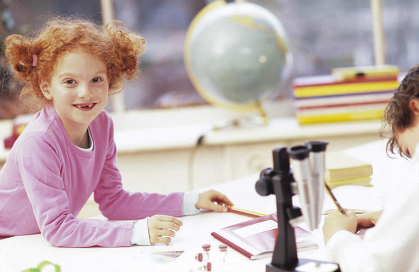 西方人,儿童,两个人,伙伴,朋友,坐,笑,微笑,露齿笑,横图,室内,白天,正面,看书,阅读,友谊,纯洁,仪器,海洋,地图,书籍,欧洲,欧洲人,握,写,学习,服装,检查,朦胧,模糊,反射,分析,科学,网格,笔,地球仪,显微镜,线条,世界地图,实验室,地球,陆地,研究室,办公用品,拿,全球,拿着,注视,休闲装,球,文具,小孩,衣服,经纬线,模型,学习用品,书本,观察,看,休闲,球体,休闲服,可爱,清晰,探索,童年,童趣,读书,浏览,握着,地理,国家,服饰,放大,观看,仔细,文具用品,透镜,大陆,察看,世界,凸透镜,聚焦,关注,纬线,版图,经线,童真,试验室,烂漫,无邪,经纬仪,地理学,光学,清楚,天真,友情,男孩,男人,男性,女孩,女人,女性,白种人,书,图书,坐着,半身,彩图,大洋,大洲,男生,女生