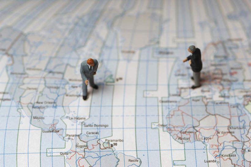 西方人,无人,两个人,伙伴,朋友,商务人士,商务男性,站,横图,俯视,室内,特写,白天,衬衫,友谊,合作,团队,道路,地图,雕塑,欧洲,欧洲人,弯腰,指,套装,艺术,装饰,信息,雕刻,雕像,交通,注视,指点,方向,工艺品,低头,观察,看,站着,战略,观看,引导,指引,纪念,美术,察看,指向,关注,主题,商务装,陈列,工薪阶层,功能,美学,弯身,联合,合谋,配合,协作,男人,男性,年轻男性,白种人,白领,上班族,站立,彩图,高角度拍摄,全身,衬衣,导航