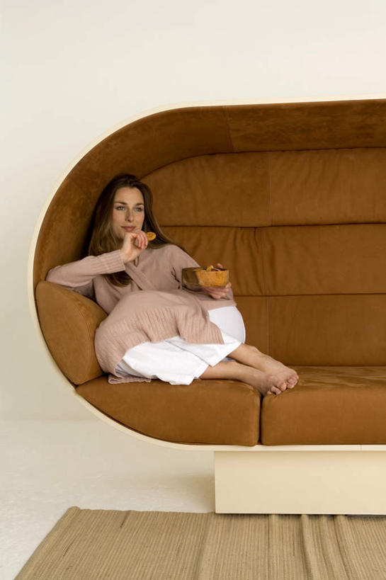 西方人,一个人,客厅,坐,竖图,室内,白天,正面,沙发,欧洲,欧洲人,仅一个年轻女性,仅一个女性,仅一个人,撑,服装,托腮,注视,休闲装,衣服,观察,看,托,休闲,休闲服,服饰,观看,察看,起居室,关注,托下巴,布艺沙发,客堂,年轻女性,女人,女性,白种人,坐着,彩图,全身