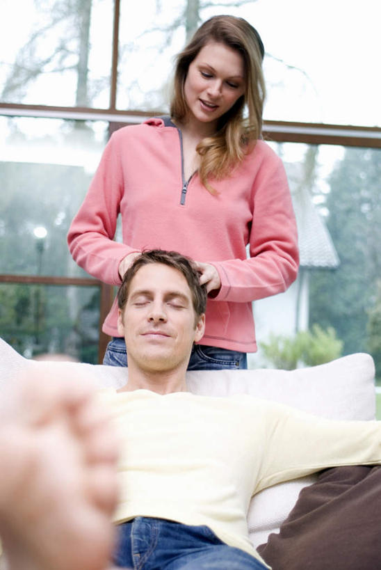 西方人,中年人,两个人,家庭,夫妻,客厅,站,坐,闭眼,竖图,室内,白天,仰视,爱情,按摩,窗户,沙发,欧洲,欧洲人,服装,浪漫,注视,休闲装,玻璃窗,衣服,观察,看,站着,享受,休闲,健康,温暖,温馨,一家人,休闲服,恩爱,保健,恋人,服饰,观看,和睦,察看,起居室,关注,布艺沙发,指压,客堂,男人,男性,女人,女性,中年男性,中年女性,白种人,夫妇,情侣,闭眼睛,闭着眼,闭着眼睛,站立,坐着,半身,彩图,低角度拍摄,推拿,伴侣,融洽