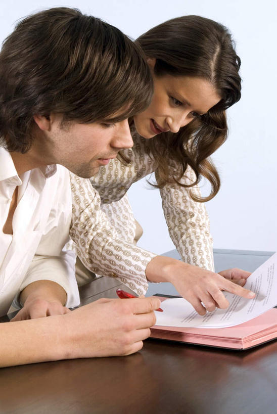 西方人,两个人,伙伴,朋友,商务人士,商务男性,商务女性,办公室,站,坐,竖图,室内,白天,侧面,衬衫,友谊,合作,团队,家具,桌子,欧洲,欧洲人,指,套装,笔,材料,档案,文件,纸,办公桌,办公用品,注视,指点,水笔,文具,手稿,学习用品,资料,观察,看,站着,战略,摄影,影棚,观看,文具用品,证明,察看,指向,关注,文档,商务装,工薪阶层,办公家具,联合,合谋,配合,协作,男人,男性,年轻男性,年轻女性,女人,女性,白种人,白领,上班族,站立,坐着,半身,彩图,影棚拍摄,衬衣,拍摄