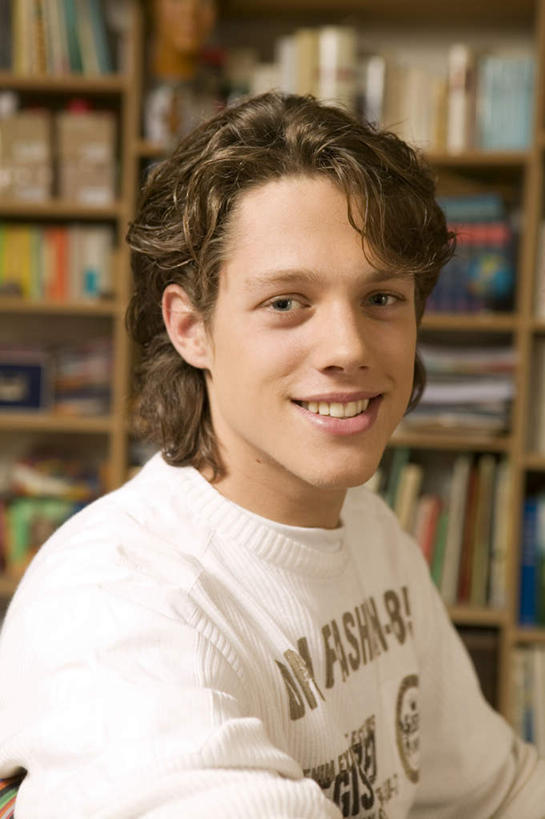 西方人,一个人,图书馆,坐,笑,微笑,露齿笑,竖图,室内,白天,侧面,看书,阅读,书籍,欧洲,欧洲人,仅一个男性,仅一个人,一排,学习,服装,整齐,并列,并排,扭头,注视,休闲装,排列,仅一个年轻男性,衣服,书本,书柜,观察,看,转头,休闲,休闲服,书橱,读书,浏览,服饰,观看,察看,队列,关注,平行,浏览室,挡书板,书挡,书夹,书立,男人,男性,年轻男性,白种人,书,图书,坐着,半身,彩图,书库,图书库,阅览室