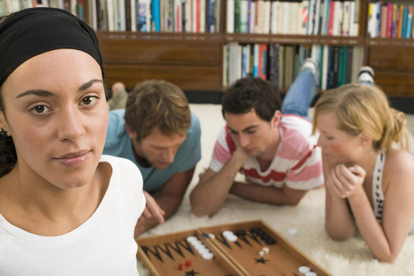 西方人,四个人,家庭,夫妻,伙伴,朋友,站,横图,俯视,室内,白天,爱情,游戏,快乐,友谊,赌博,贪欲,比赛,竞争,地毯,欧洲,欧洲人,服装,装饰,编织,手工艺品,织物,浪漫,玩,注视,娱乐,刺激,衣服,工艺品,观察,看,趴着,站着,休闲,温暖,温馨,一家人,棋盘,恩爱,恋人,服饰,观看,活动,华丽,修饰,点缀,和睦,察看,衣着,穿着,发泄,关注,消遣,智力,双陆棋,投机,侥幸,欲望,宣泄,衬托,美观,雅致,雅观,衣饰,双陆,友情,男人,男性,年轻男性,年轻女性,女人,女性,白种人,情侣,趴,玩耍,嬉戏,站立,半身,彩图,高角度拍摄,伴侣,融洽,胜负,输赢