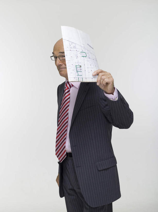 西方人,秃头,一个人,商务人士,商务男性,竖图,室内,白天,正面,衬衫,西装,欧洲,欧洲人,仅一个男性,仅一个人,握,灰色背景,套装,正装,材料,档案,文件,眼镜,领带,拿,拿着,注视,职业装,资料,观察,看,站着,仅一个老年男性,握着,遮,遮掩,摄影,影棚,观看,老花镜,察看,掩盖,遮挡,关注,文档,商务装,工薪阶层,遮盖,掩饰,远视眼镜,老年男性,男人,男性,白种人,白领,上班族,站立,半身,彩图,影棚拍摄,衬衣,拍摄