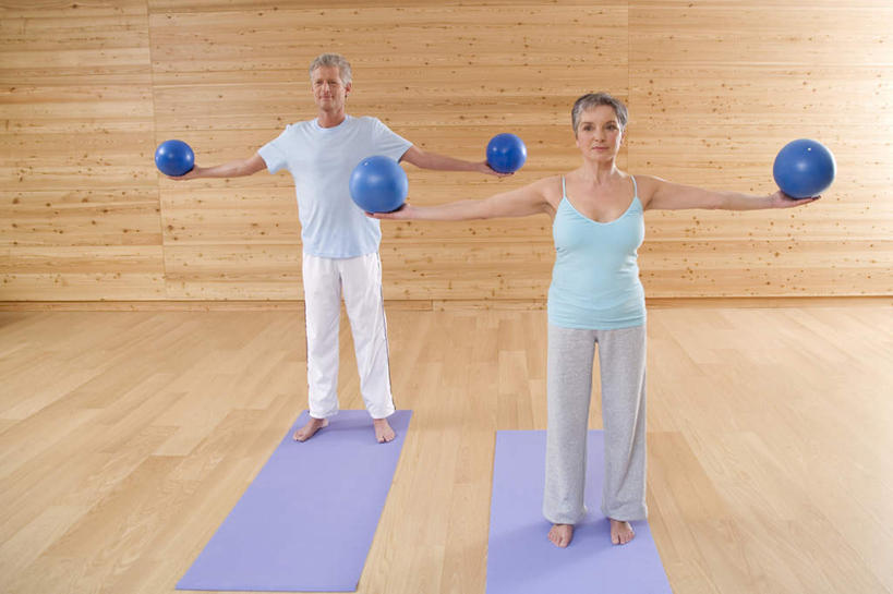 西方人,两个人,家庭,夫妻,健身房,站,伸展双臂,横图,室内,白天,正面,爱情,锻炼,瑜伽,运动,地板,欧洲,欧洲人,毯子,地面,浪漫,拿,拿着,注视,木地板,瑜伽垫,垫子,观察,看,站着,温暖,温馨,一家人,健身球,恩爱,养生,恋人,观看,瑜伽球,和睦,察看,关注,瑜伽毯,体育,老年男性,老年女性,男人,男性,女人,女性,白种人,情侣,敞开双臂,伸开双臂,展开双肩,站立,张开手臂,张开双臂,彩图,全身,健身,健身馆,伴侣,融洽