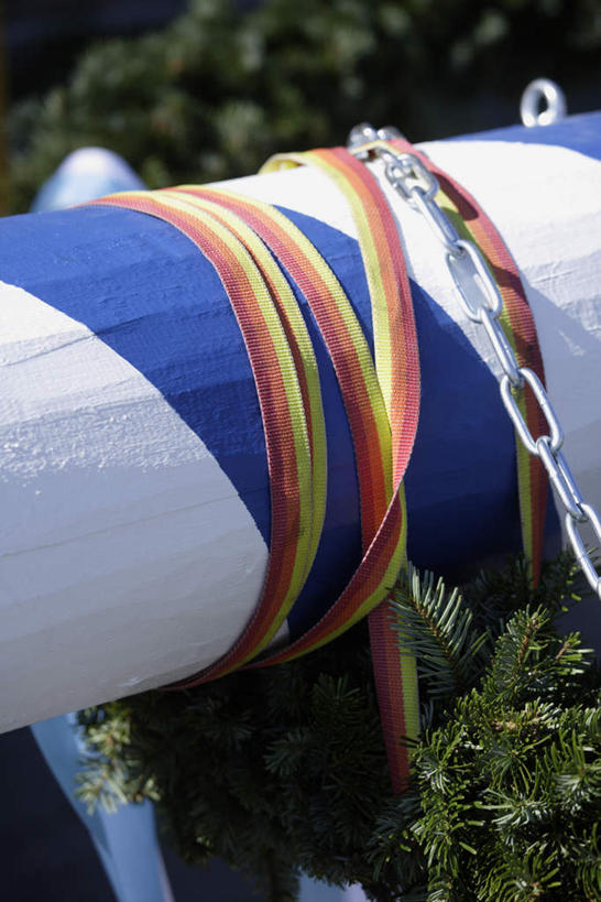 无人,竖图,室外,白天,正面,森林,树林,植物,节日,庆祝,装饰,丝绸,丝带,柱子,缎带,文化,绸带,树,树木,绿色,自然,庆典,生长,成长,纪念,华丽,修饰,点缀,衬托,美观,雅致,雅观,五朔节,彩图