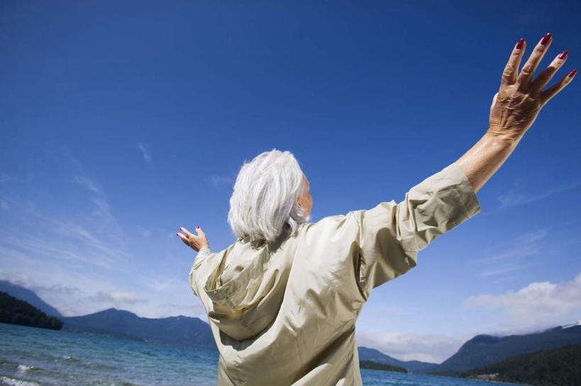 西方人,一个人,伸展双臂,横图,室外,白天,仰视,海浪,海洋,欧洲,欧洲人,仅一个女性,仅一个人,阴影,服装,光线,影子,浪花,云,云朵,云彩,休闲装,衣服,蓝色,白云,蓝天,天空,阳光,海水,天,休闲,休闲服,服饰,仅一个老年女性,晴朗,海景,老年女性,女人,女性,白种人,大海,风浪,海,海水的波动,近岸浪,涌浪,晴空,敞开双臂,伸开双臂,展开双肩,张开手臂,张开双臂,半身,彩图,低角度拍摄