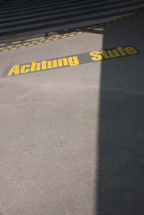 无人,停车场,竖图,俯视,室内,白天,度假,美景,城市风光,城市,指示牌,阴影,光线,英文,标志,文字,影子,字母,景观,警告,娱乐,标识,阳光,享受,休闲,景色,放松,警示,禁止,提醒,提示,限制,危险,彩图,高角度拍摄,泊车场