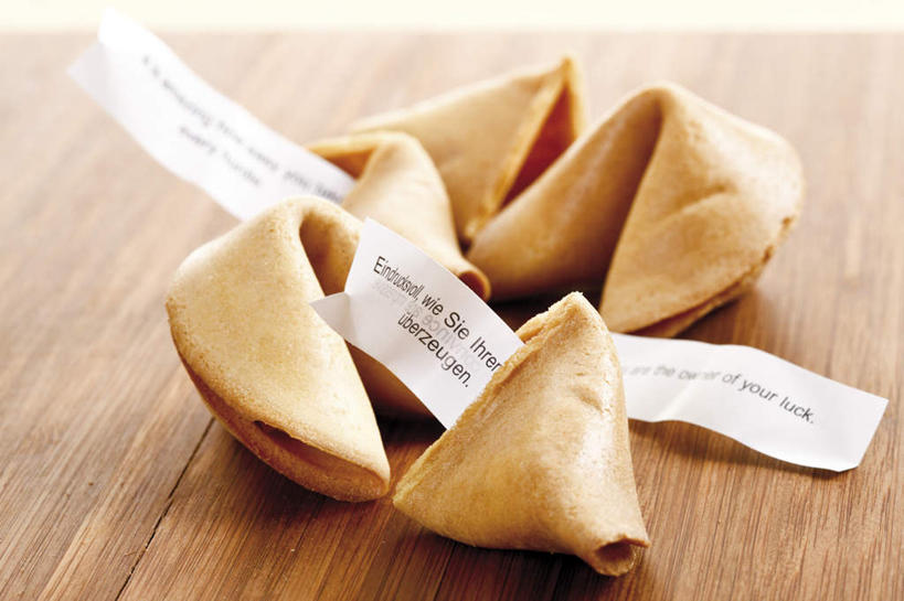 点心,无人,横图,俯视,室内,特写,白天,餐桌,桌子,朦胧,模糊,木制,英文,标志,文字,字符,字母,食品,甜点,甜品,祝福,标识,食物,糕点,木制品,甜食,四个,餐台,英文字母,吉祥,祝愿,签语饼,幸运饼,吉利,祥瑞,彩图,高角度拍摄
