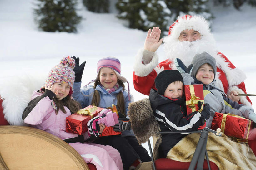 西方人,儿童,伙伴,朋友,坐,举,横图,室外,白天,正面,民族服装,友谊,纯洁,雪,大雪,礼盒,礼物,帽子,欧洲,圣诞节,欧洲人,圣诞老人,戴,握,服装,节日,朦胧,模糊,庆祝,纸盒,积雪,雪景,冬季,冬天,许多人,拿,挥手,拿着,注视,文化,再见,车,盒子,小孩,衣服,包装盒,礼品盒,交通工具,观察,看,手势,托,招手,一群人,庆典,温暖,寒冷,可爱,童年,童趣,握着,服饰,礼品,告别,观看,纪念,羽绒服,保暖,雪橇,察看,御寒,关注,载具,雪橇车,摆动,童真,烂漫,无邪,离别,严寒,辞行,礼物车,冬装,天真,友情,老年男性,男孩,男人,男性,女孩,女人,女性,白种人,举起,举手,举着,向上举,向上伸,向上托,坐着,半身,彩图,传统服装,民俗服,男生,女生