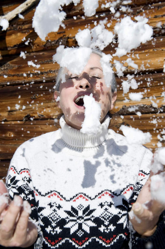 西方人,脸,头,脸颊,手,一个人,木屋,站,投,笑,微笑,露齿笑,竖图,室外,特写,白天,正面,毛衣,游戏,雪,大雪,欧洲,欧洲人,双手,仅一个女性,仅一个人,朦胧,模糊,积雪,雪景,冬季,冬天,玩,注视,娱乐,肩膀,观察,看,站着,休闲,手部,寒冷,遮,遮掩,仅一个老年女性,观看,察看,掩盖,遮挡,关注,遮盖,掩饰,严寒,老年女性,女人,女性,白种人,头部,脸部,脸蛋,面部,抛,扔,撒,玩耍,嬉戏,站立,掷,半身,彩图,绒衣,套衫,套头毛衣,线衣,茅舍,茅屋,棚屋,小木屋,小屋