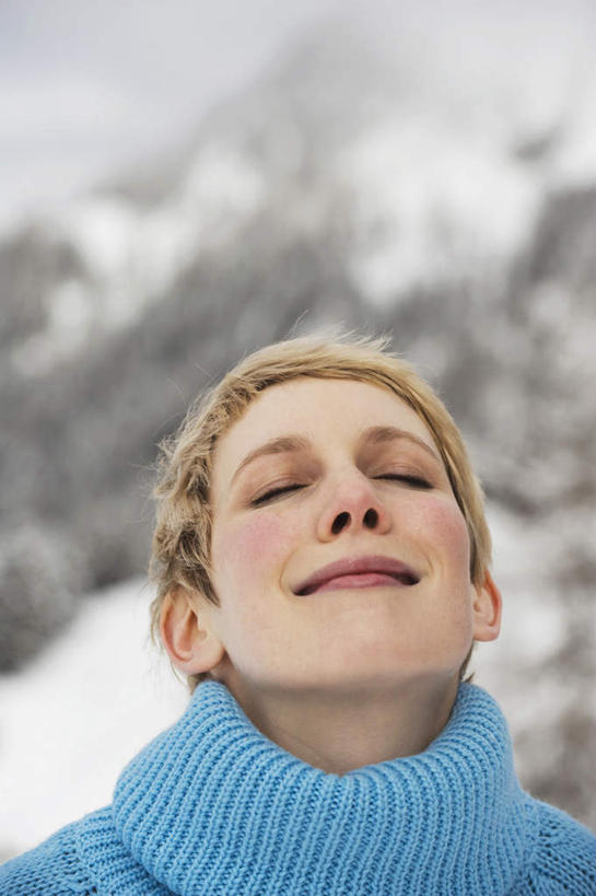 西方人,脸,头,脸颊,一个人,闭眼,竖图,室内,特写,白天,正面,毛衣,旅游,度假,美景,雪,植物,大雪,欧洲,欧洲人,仅一个女性,仅一个人,服装,朦胧,模糊,滑雪,积雪,景观,雪景,冬季,冬天,玩,娱乐,肩膀,树,树木,衣服,绿色,自然,仅一个中年女性,享受,休闲,景色,放松,寒冷,服饰,生长,成长,衣着,穿着,自然风光,严寒,衣饰,女人,女性,中年女性,白种人,头部,脸部,脸蛋,面部,闭眼睛,闭着眼,闭着眼睛,抬头,玩耍,仰头,半身,彩图,绒衣,套衫,套头毛衣,线衣