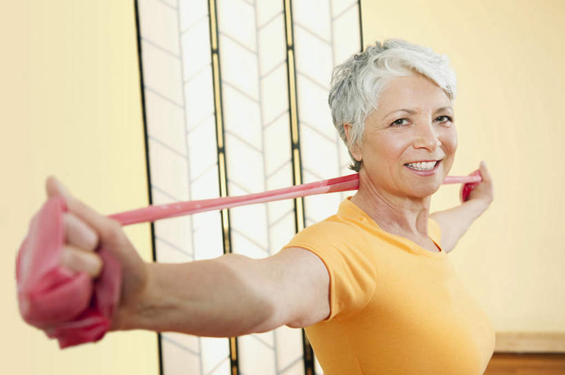 西方人,一个人,站,伸展双臂,笑,微笑,露齿笑,横图,室内,白天,侧面,锻炼,运动,地板,欧洲,欧洲人,仅一个女性,仅一个人,服装,丝绸,丝带,墙,缎带,地面,注视,休闲装,木地板,墙壁,墙面,绸带,衣服,黄色,观察,看,站着,休闲,休闲服,服饰,仅一个老年女性,观看,察看,关注,体育,老年女性,女人,女性,白种人,敞开双臂,伸开双臂,展开双肩,站立,张开手臂,张开双臂,半身,彩图,健身