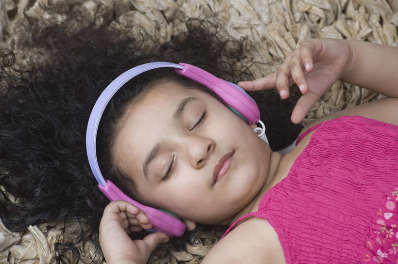 儿童,脸,头,脸颊,一个人,躺,闭眼,摸,横图,俯视,室内,特写,白天,陶醉,快乐,纯洁,亚洲,仅一个女性,仅一个人,抚摸,毯子,音乐,音乐播放器,肩膀,小孩,耳机,耳麦,仅一个小孩,享受,可爱,童年,童趣,MP3播放器,童真,烂漫,无邪,卧着,天真,女孩,女人,女性,亚洲人,印度人,孩子,头部,脸部,脸蛋,面部,闭眼睛,闭着眼,闭着眼睛,触摸,接触,躺着,卧,半身,彩图,高角度拍摄,播放器,女生,沉醉