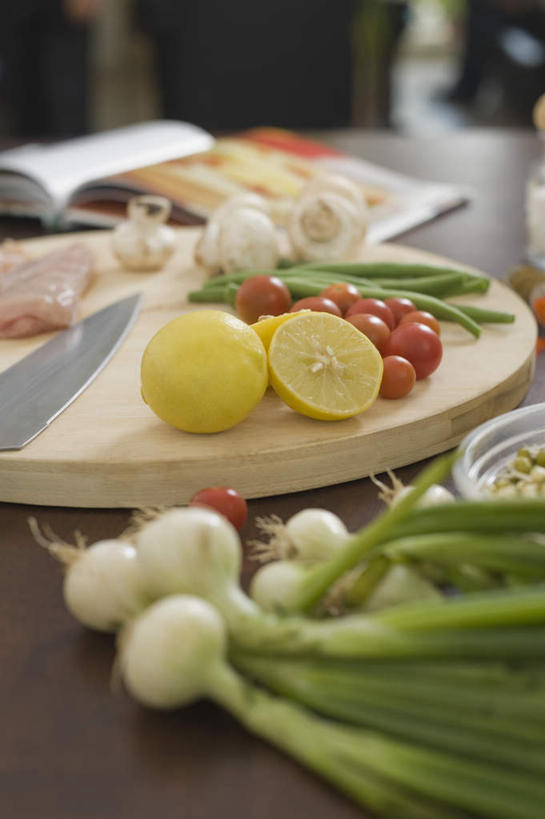 无人,竖图,室内,特写,白天,正面,餐桌,桌子,柠檬,蔬菜,蒜,西红柿,小番茄,书籍,水果,金属制品,一本,朦胧,模糊,新鲜,金属,工具,生食,食品,果实,案板,刀具,蒜头,砧板,食物,刀,有机食品,绿色食品,餐台,菜刀,切菜刀,胡蒜,小西红柿,樱桃小番茄,珍珠小番茄,书,图书,益母果,柠果,樱桃番茄,圣女果,番茄,大蒜,彩图