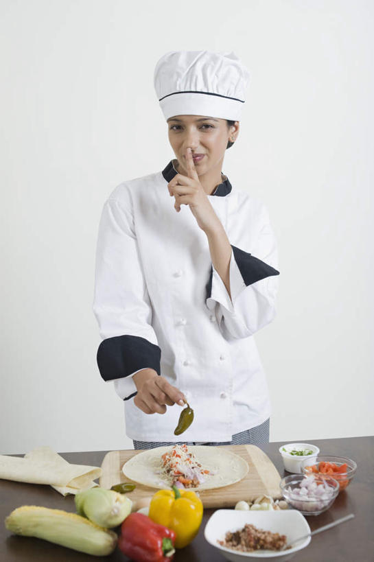 一个人,厨师,站,笑,微笑,露齿笑,竖图,室内,白天,正面,工作服,制服,餐桌,桌子,柠檬,蔬菜,蒜,西红柿,小番茄,餐具,书籍,亚洲,仅一个年轻女性,仅一个女性,仅一个人,指,新鲜,勺子,豆类,菌菇,蘑菇,肉,盐,食品,案板,蒜头,菌类,注视,方向,肉类,砧板,食物,调羹,汤匙,刀,观察,看,手势,站着,食用菌,有机食品,绿色食品,餐台,观看,察看,指向,食指,关注,绿豆,肉食,青小豆,工作制服,胡蒜,小西红柿,樱桃小番茄,珍珠小番茄,年轻女性,女人,女性,亚洲人,印度人,厨师长,厨子,大厨,主厨,进餐用具,烹调用具,书,图书,益母果,柠果,樱桃番茄,圣女果,番茄,大蒜,站立,半身,彩图,工作套服