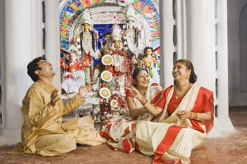 痣,三个人,家庭,夫妻,母亲,女儿,儿子,坐,笑,盘腿,微笑,露齿笑,横图,室内,白天,正面,民族服装,爱情,标志建筑,地标,建筑,项链,雕塑,亚洲,指,艺术,装饰,雕刻,雕像,建筑群,浪漫,注视,方向,建设,装饰品,耳环,饰品,手链,首饰,工艺品,观察,看,祈福,手势,温暖,温馨,母女,母子,一家人,恩爱,母爱,恋人,宗教,服饰,手镯,观看,纪念,飘逸,美术,戴着,和睦,察看,指向,庄重,关注,主题,追求,镯子,陈列,纱丽,吉祥痣,朱砂痣,功能,美学,雅致,避邪,消灾,纱丽服,清婉,妍丽,迪勒格,男人,男性,年轻男性,年轻女性,女人,女性,中年女性,亚洲人,印度人,夫妇,情侣,盘腿而坐,盘膝,盘着腿的,盘着腿坐,双腿交叉,抬头,仰头,坐着,彩图,全身,传统服装,民俗服,伴侣,融洽,奢华