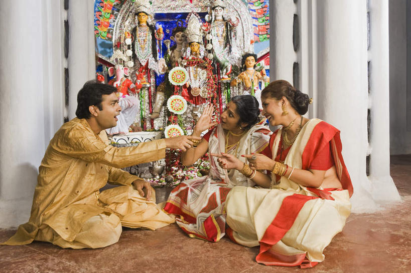 痣,三个人,家庭,夫妻,母亲,女儿,儿子,坐,笑,盘腿,微笑,露齿笑,横图,室内,白天,正面,民族服装,爱情,标志建筑,地标,建筑,项链,雕塑,亚洲,指,艺术,装饰,雕刻,雕像,建筑群,浪漫,注视,方向,建设,装饰品,耳环,饰品,手链,首饰,工艺品,观察,看,祈福,手势,温暖,温馨,母女,母子,一家人,恩爱,母爱,恋人,宗教,服饰,手镯,观看,纪念,飘逸,美术,戴着,和睦,察看,指向,庄重,关注,主题,追求,镯子,陈列,纱丽,吉祥痣,朱砂痣,功能,美学,雅致,避邪,消灾,纱丽服,清婉,妍丽,迪勒格,男人,男性,年轻男性,年轻女性,女人,女性,中年女性,亚洲人,印度人,夫妇,情侣,盘腿而坐,盘膝,盘着腿的,盘着腿坐,双腿交叉,坐着,彩图,全身,传统服装,民俗服,伴侣,融洽,奢华