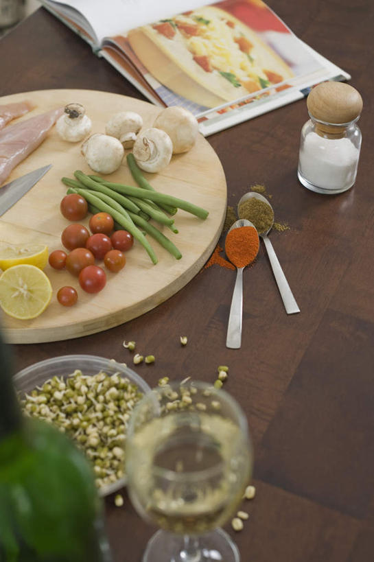 红酒,葡萄酒,无人,竖图,俯视,室内,特写,白天,看书,阅读,植物,餐桌,桌子,柠檬,豆,蔬菜,西红柿,小番茄,杯子,书籍,学习,朦胧,模糊,新鲜,高脚杯,勺子,豆类,豆子,菌菇,蘑菇,肉,食品,案板,红酒杯,白葡萄酒,酒类,一杯,菌类,豆角,豇豆,肉类,玻璃制品,酒,砧板,食物,饮料,酒杯,书本,调羹,汤匙,看,食用菌,读书,浏览,有机食品,绿色食品,餐台,羊角,肉食,豆科,饭豆,线豆,角豆,腰豆,长豆,带豆,江豆,裙带豆,小西红柿,樱桃小番茄,珍珠小番茄,玻璃杯,书,图书,益母果,柠果,樱桃番茄,圣女果,番茄,彩图,高角度拍摄