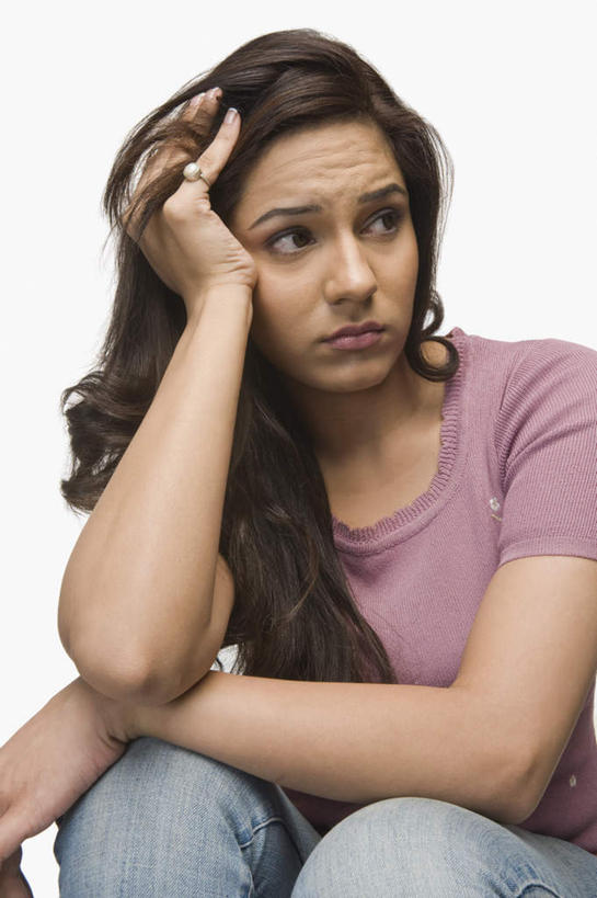 一个人,坐,竖图,室内,白天,白色背景,正面,亚洲,仅一个年轻女性,仅一个女性,仅一个人,撑,服装,托腮,注视,休闲装,衣服,观察,看,托,休闲,休闲服,摄影,服饰,影棚,观看,察看,关注,托下巴,年轻女性,女人,女性,亚洲人,印度人,坐着,半身,彩图,影棚拍摄,拍摄