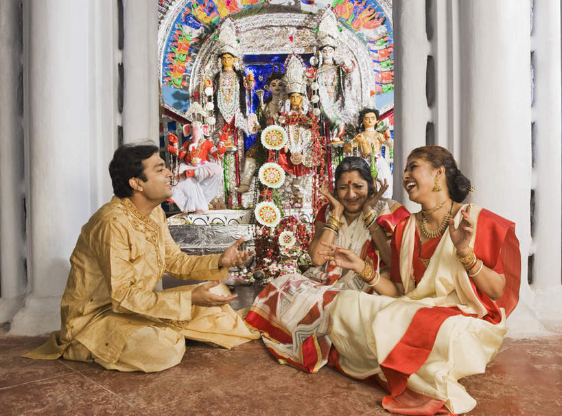 痣,三个人,家庭,母亲,女儿,儿子,笑,盘腿,微笑,露齿笑,横图,室内,白天,正面,民族服装,标志建筑,地标,建筑,项链,雕塑,亚洲,艺术,装饰,雕刻,雕像,佛像,建筑群,注视,建设,装饰品,耳环,饰品,首饰,工艺品,观察,看,祈福,温暖,温馨,母女,母子,一家人,母爱,宗教,服饰,观看,纪念,飘逸,美术,戴着,和睦,察看,庄重,关注,主题,追求,陈列,纱丽,吉祥痣,朱砂痣,功能,美学,雅致,避邪,耳饰,消灾,纱丽服,清婉,妍丽,迪勒格,男人,男性,年轻男性,年轻女性,女人,女性,中年女性,亚洲人,印度人,盘腿而坐,盘膝,盘着腿的,盘着腿坐,双腿交叉,彩图,全身,传统服装,民俗服,融洽,奢华