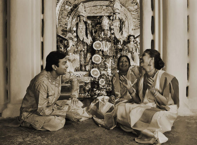 痣,三个人,家庭,母亲,女儿,儿子,笑,盘腿,微笑,露齿笑,横图,黑白,室内,白天,正面,民族服装,标志建筑,地标,建筑,项链,雕塑,亚洲,艺术,装饰,雕刻,雕像,佛像,建筑群,注视,建设,装饰品,耳环,饰品,首饰,工艺品,观察,看,祈福,温暖,温馨,母女,母子,一家人,母爱,宗教,服饰,观看,纪念,飘逸,美术,戴着,和睦,察看,庄重,关注,主题,追求,陈列,纱丽,吉祥痣,朱砂痣,功能,美学,雅致,避邪,耳饰,消灾,纱丽服,清婉,妍丽,迪勒格,男人,男性,年轻男性,年轻女性,女人,女性,中年女性,亚洲人,印度人,盘腿而坐,盘膝,盘着腿的,盘着腿坐,双腿交叉,全身,传统服装,民俗服,融洽,奢华