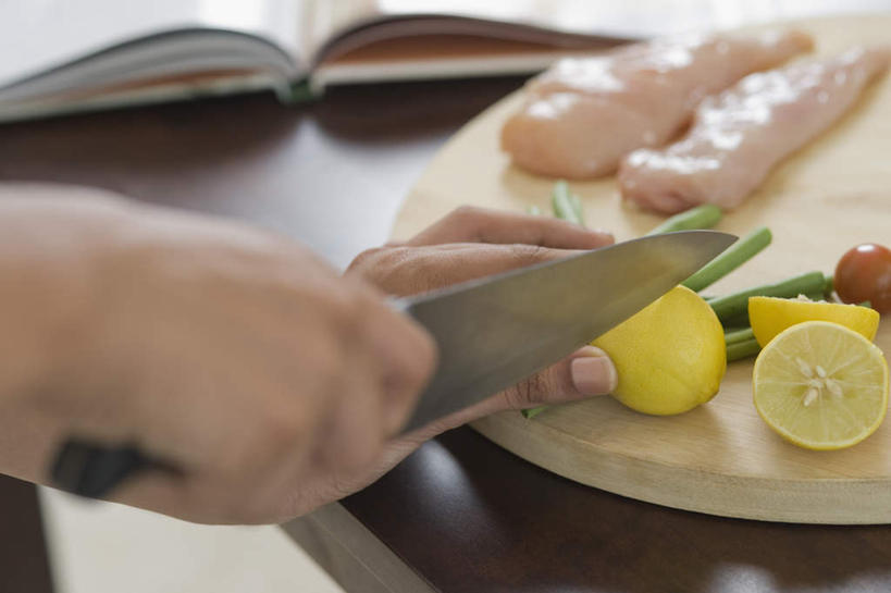 一个人,站,横图,俯视,室内,特写,白天,餐桌,桌子,柠檬,蔬菜,书籍,金属制品,亚洲,仅一个女性,仅一个人,握,朦胧,模糊,新鲜,金属,工具,葱,青葱,肉,食品,案板,刀具,拿,拿着,肉类,砧板,食物,刀,站着,仅一个中年女性,握着,有机食品,绿色食品,餐台,菜刀,肉食,切菜刀,女人,女性,中年女性,亚洲人,印度人,书,图书,益母果,柠果,站立,半身,彩图,高角度拍摄