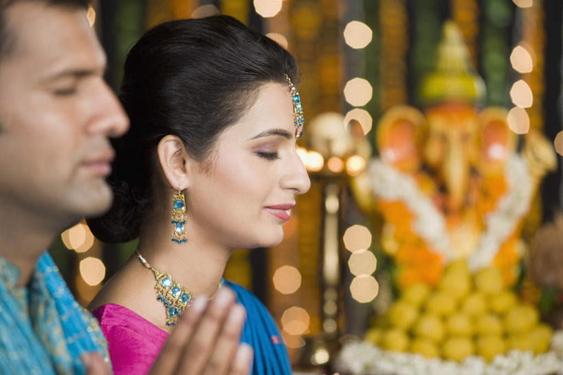 脸,头,脸颊,手,一个人,闭眼,笑,微笑,露齿笑,横图,室内,特写,白天,侧面,雕塑,亚洲,仅一个年轻女性,仅一个女性,仅一个人,跪拜,服装,节日,朦胧,模糊,艺术,装饰,雕刻,雕像,祝福,文化,虔诚,衣服,工艺品,祈祷,双手合十,健康,手部,许愿,宗教,服饰,信仰,纪念,祈求,美术,衣着,穿着,主题,感谢,合掌,陈列,合十礼,合掌礼,合十,莲华合掌,感恩,功能,美学,衣饰,平安,年轻女性,女人,女性,亚洲人,印度人,头部,脸部,脸蛋,面部,闭眼睛,闭着眼,闭着眼睛,半身,彩图