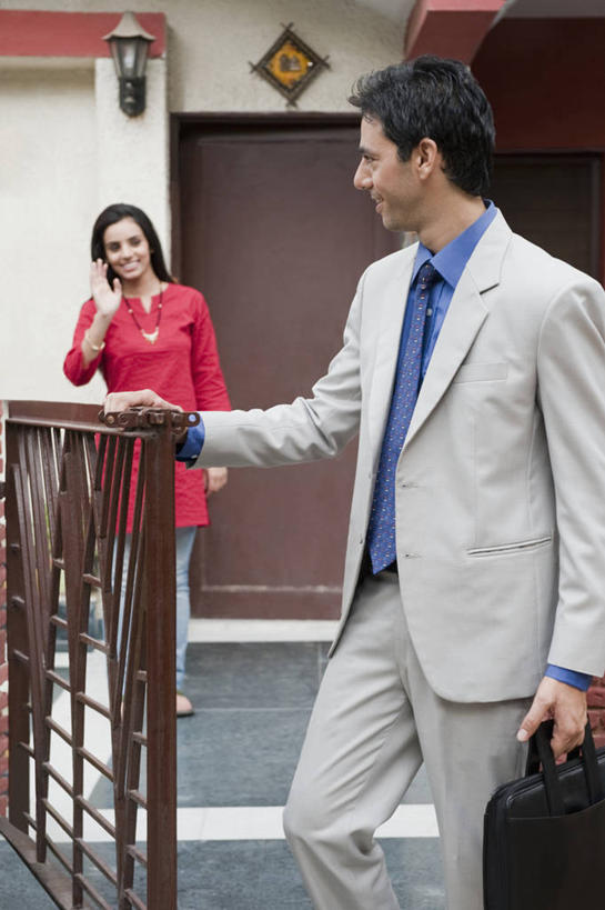 两个人,家庭,夫妻,商务人士,商务男性,家,栏杆,站,举,笑,微笑,露齿笑,竖图,室外,白天,正面,衬衫,西装,爱情,别墅,楼梯,门,亚洲,握,套装,服装,正装,包,扶手,公文包,房屋,阶梯,屋子,公寓,领带,浪漫,拿,挥手,拎,拿着,扭头,注视,休闲装,职业装,再见,洋房,护栏,楼房,台阶,住宅,衣服,门框,观察,看,手势,托,站着,招手,转头,休闲,温暖,温馨,一家人,休闲服,恩爱,握着,恋人,服饰,公事包,告别,观看,和睦,察看,关注,商务装,摆动,工薪阶层,离别,辞行,男人,男性,年轻男性,年轻女性,女人,女性,亚洲人,印度人,年轻人,夫妇,情侣,白领,上班族,举起,举手,举着,向上举,向上伸,向上托,站立,半身,彩图,衬衣,房子,伴侣,融洽,拎着